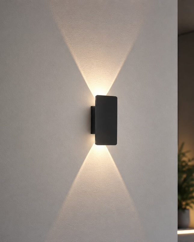 Nowoczesny kinkiet zewnętrzny LED 18W wykonany z aluminium, o klasie szczelności IP65, idealny do 0