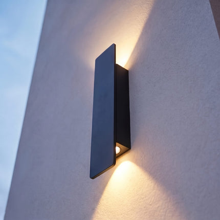 Nowoczesny kinkiet zewnętrzny LED 18W wykonany z aluminium, o klasie szczelności IP65, idealny do 7