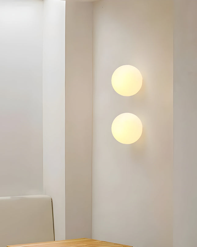 Kinkiet z kloszem z matowego szkła zapewniającym miękkie rozproszenie światła – nowoczesny, minimalistyczny design 0