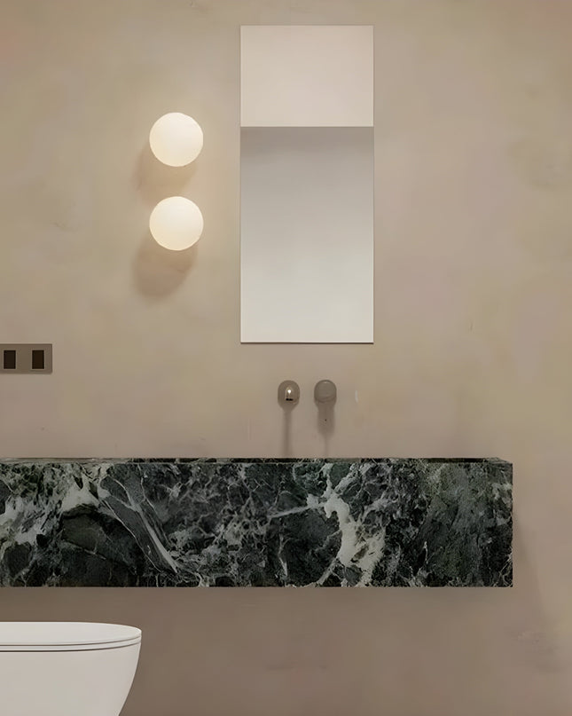 Kinkiet z kloszem z matowego szkła zapewniającym miękkie rozproszenie światła – nowoczesny, minimalistyczny design 1