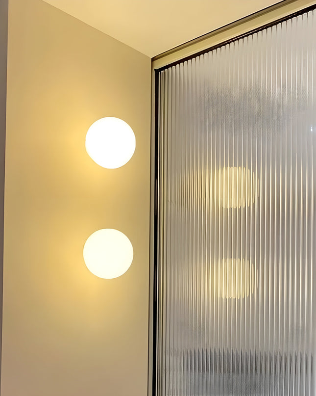 Kinkiet z kloszem z matowego szkła zapewniającym miękkie rozproszenie światła – nowoczesny, minimalistyczny design 3