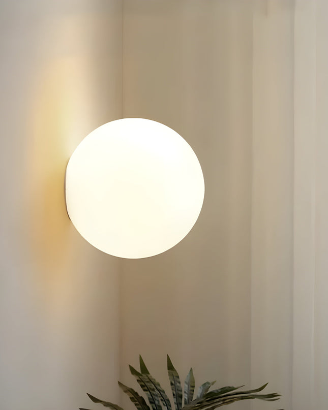 Kinkiet z kloszem z matowego szkła zapewniającym miękkie rozproszenie światła – nowoczesny, minimalistyczny design 6