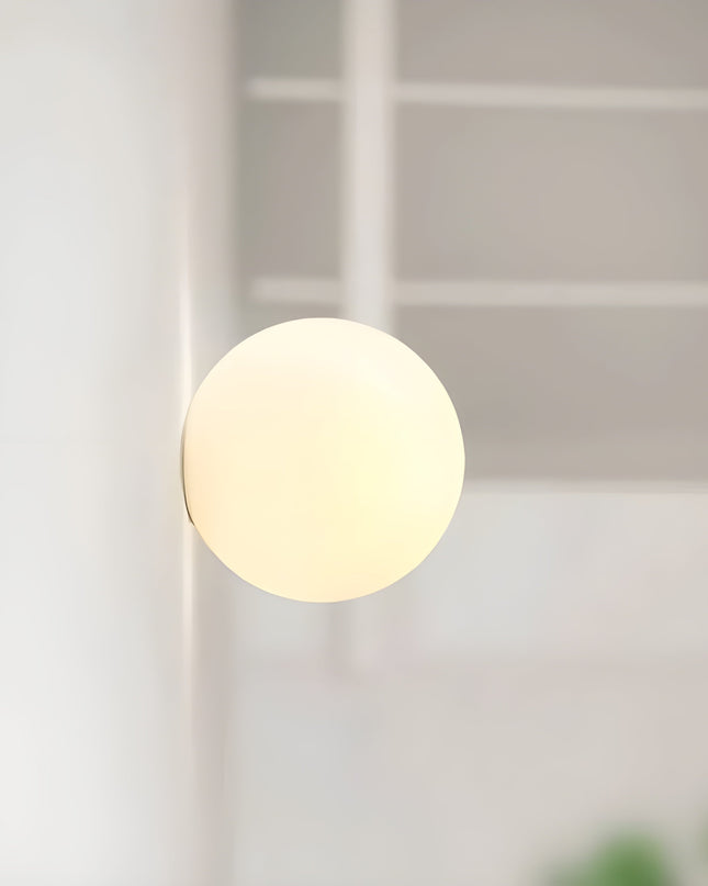 Kinkiet z kloszem z matowego szkła zapewniającym miękkie rozproszenie światła – nowoczesny, minimalistyczny design 7