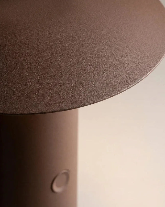Ładowalna latarnia zewnętrzna z dotykowym ściemniaczem w minimalistycznym designie, odporna na 3