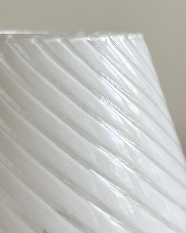 Lampa akcentująca z ręcznie wykonanym szkłem Murano, kompaktowa i elegancka, idealna do małych przestr 3