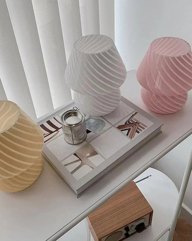 Lampa akcentująca z ręcznie wykonanym szkłem Murano, kompaktowa i elegancka, idealna do małych przestr 4