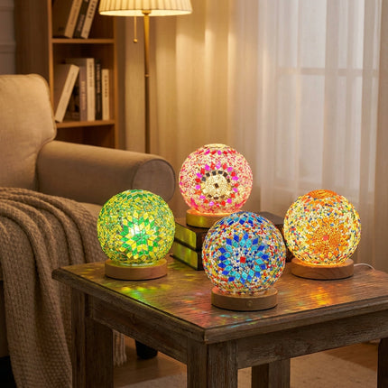 Lampa dekoracyjna Boho z mozaikowego szkła i drewna, emitująca ciepłe światło, zasilana 1