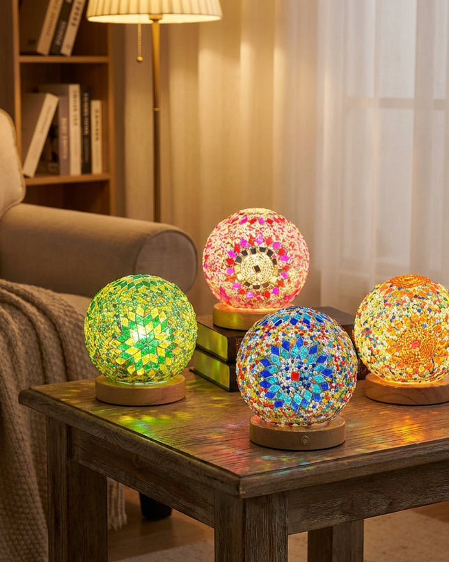 Lampa dekoracyjna Boho z mozaikowego szkła i drewna, emitująca ciepłe światło, zasilana 1
