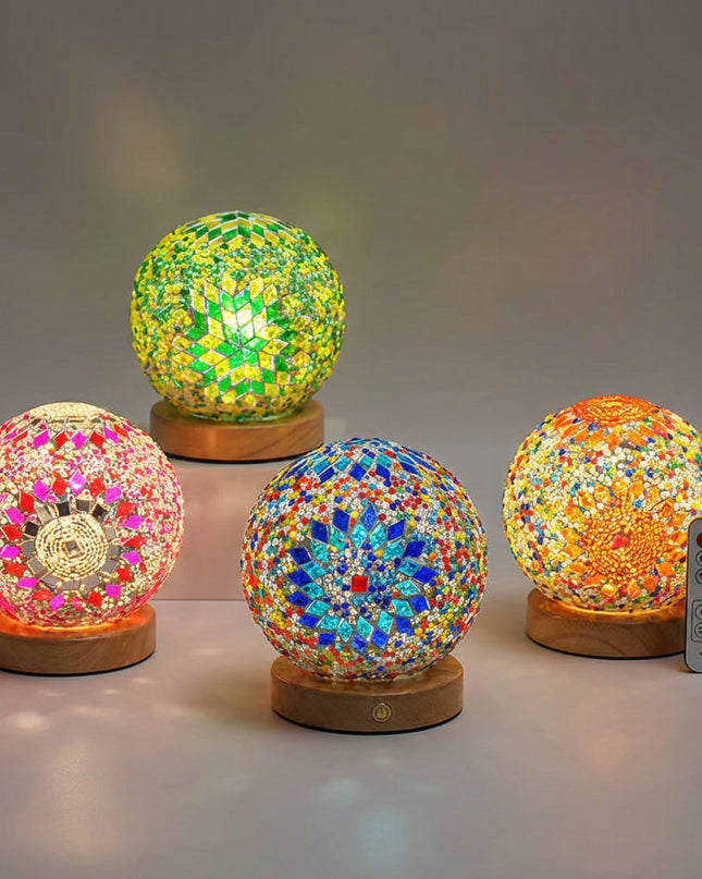 Lampa dekoracyjna Boho z mozaikowego szkła i drewna, emitująca ciepłe światło, zasilana 2