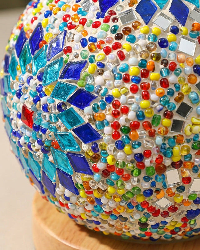 Lampa dekoracyjna Boho z mozaikowego szkła i drewna, emitująca ciepłe światło, zasilana 3