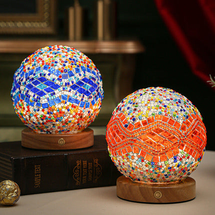 Lampa dekoracyjna Boho z mozaikowego szkła i drewna, emitująca ciepłe światło, zasilana 5