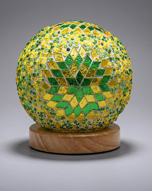 Lampa dekoracyjna Boho z mozaikowego szkła i drewna, emitująca ciepłe światło, zasilana 9