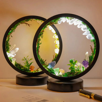 Lampa dekoracyjna z kryształami i sztuczną zielenią w okrągłej metalowej ramie, emitują 5