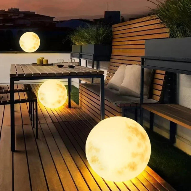 Lampa ogrodowa stojąca LED Moonlight z ładowaniem USB, nowoczesny design, ciepłe światło, dostępna 2