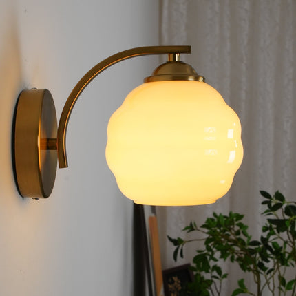 Lampa Ścienna Art Deco Kinkiet z Białym Szkłem i Złotym Wykończeniem – Stylowy Kinkiet na Ścianę do Wnętrz 1