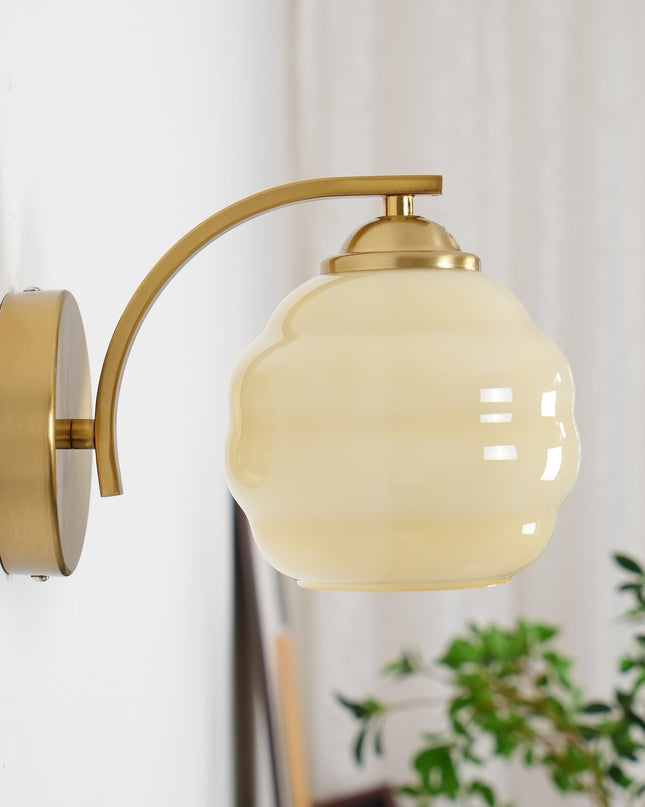 Lampa Ścienna Art Deco Kinkiet z Białym Szkłem i Złotym Wykończeniem – Stylowy Kinkiet na Ścianę do Wnętrz 2