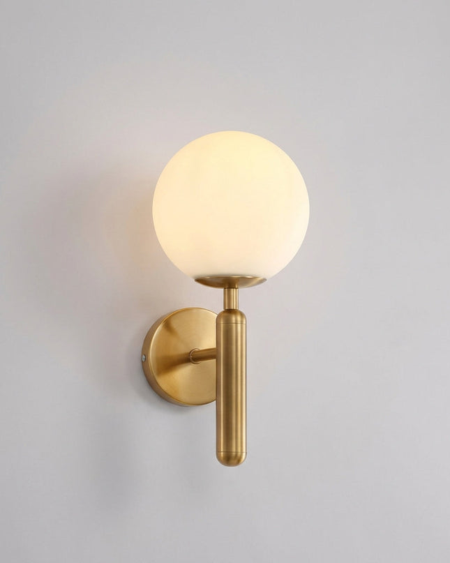 Lampa ścienna LED z ręcznie robionym kloszem w eleganckim metalowym wykończeniu, emitująca 0