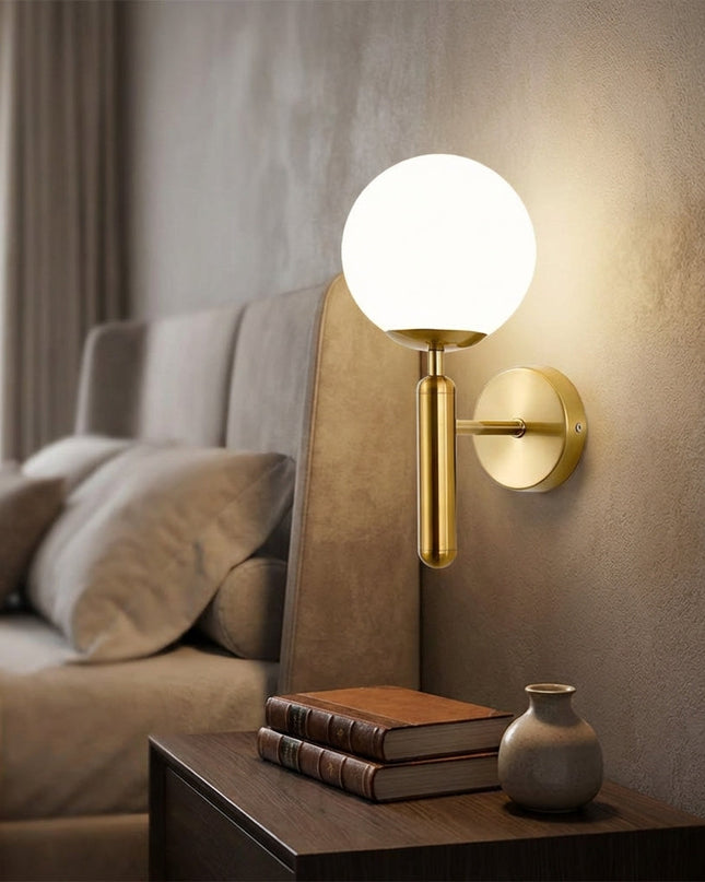 Lampa ścienna LED z ręcznie robionym kloszem w eleganckim metalowym wykończeniu, emitująca 1