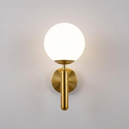 Lampa ścienna LED z ręcznie robionym kloszem w eleganckim metalowym wykończeniu, emitująca 2