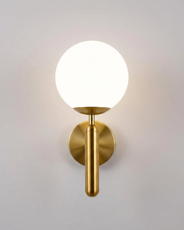 Lampa ścienna LED z ręcznie robionym kloszem w eleganckim metalowym wykończeniu, emitująca 2