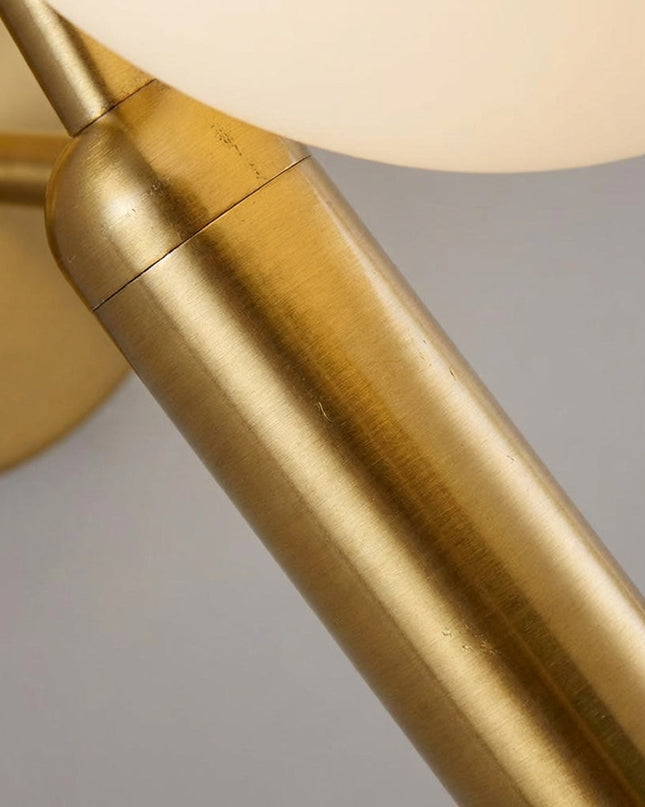 Lampa ścienna LED z ręcznie robionym kloszem w eleganckim metalowym wykończeniu, emitująca 3