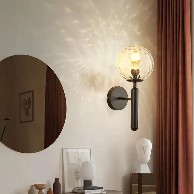 Lampa ścienna LED z ręcznie robionym kloszem w eleganckim metalowym wykończeniu, emitująca 4