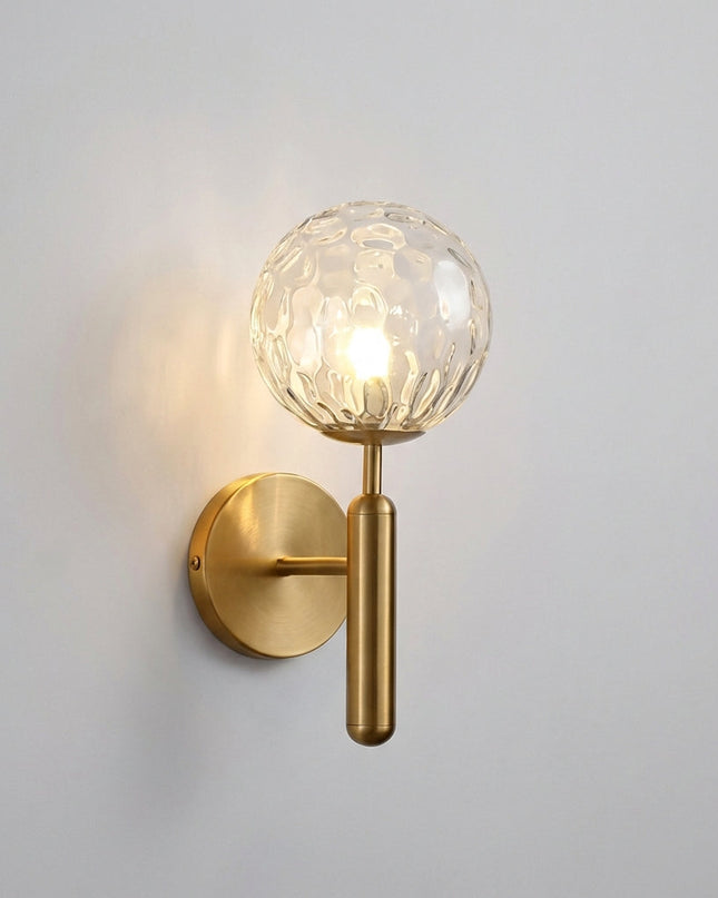 Lampa ścienna LED z ręcznie robionym kloszem w eleganckim metalowym wykończeniu, emitująca 5