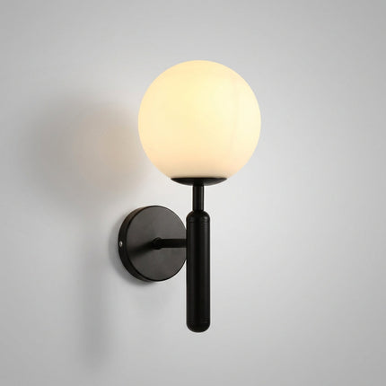 Lampa ścienna LED z ręcznie robionym kloszem w eleganckim metalowym wykończeniu, emitująca 6