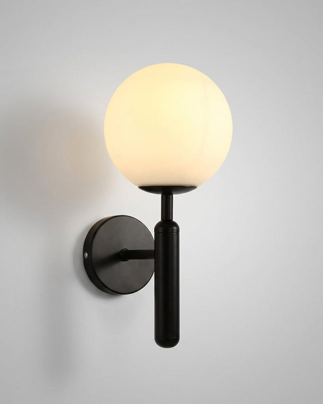 Lampa ścienna LED z ręcznie robionym kloszem w eleganckim metalowym wykończeniu, emitująca 6
