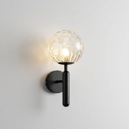 Lampa ścienna LED z ręcznie robionym kloszem w eleganckim metalowym wykończeniu, emitująca 7