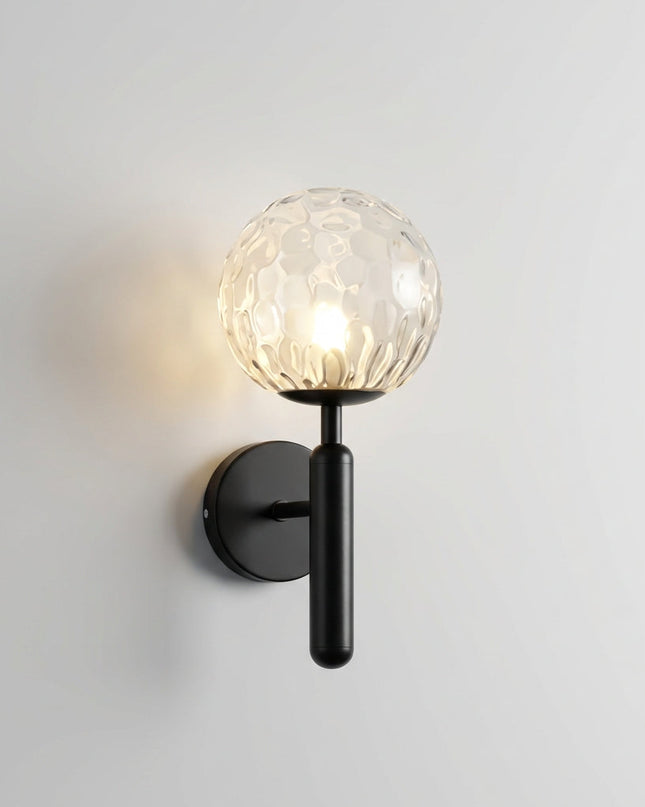 Lampa ścienna LED z ręcznie robionym kloszem w eleganckim metalowym wykończeniu, emitująca 7
