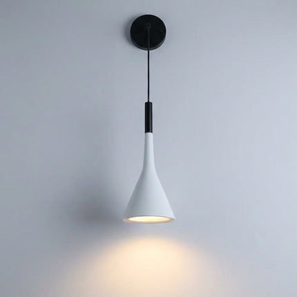 Lampa ścienna do czytania z regulowanym kablem w minimalistycznym skandynawskim designie, wykonana 0