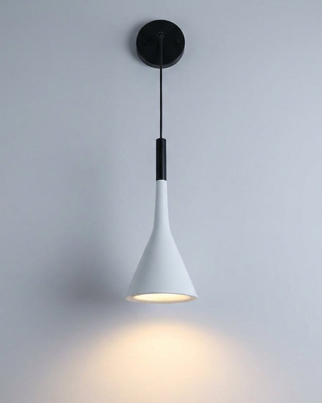 Lampa ścienna do czytania z regulowanym kablem w minimalistycznym skandynawskim designie, wykonana 0
