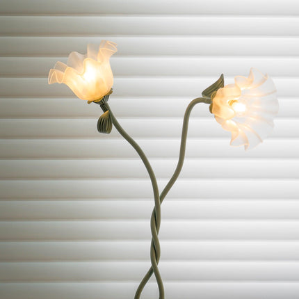 Lampa Stojąca Calla z Białymi Kwiatami i Zielonym Stojakiem – Elegancka Lampa do Salonu 1