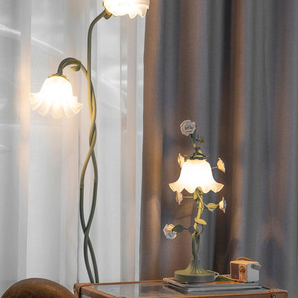Lampa Stojąca Calla z Białymi Kwiatami i Zielonym Stojakiem – Elegancka Lampa do Salonu 2