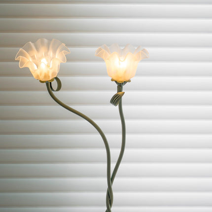 Lampa Stojąca Calla z Białymi Kwiatami i Zielonym Stojakiem – Elegancka Lampa do Salonu 4