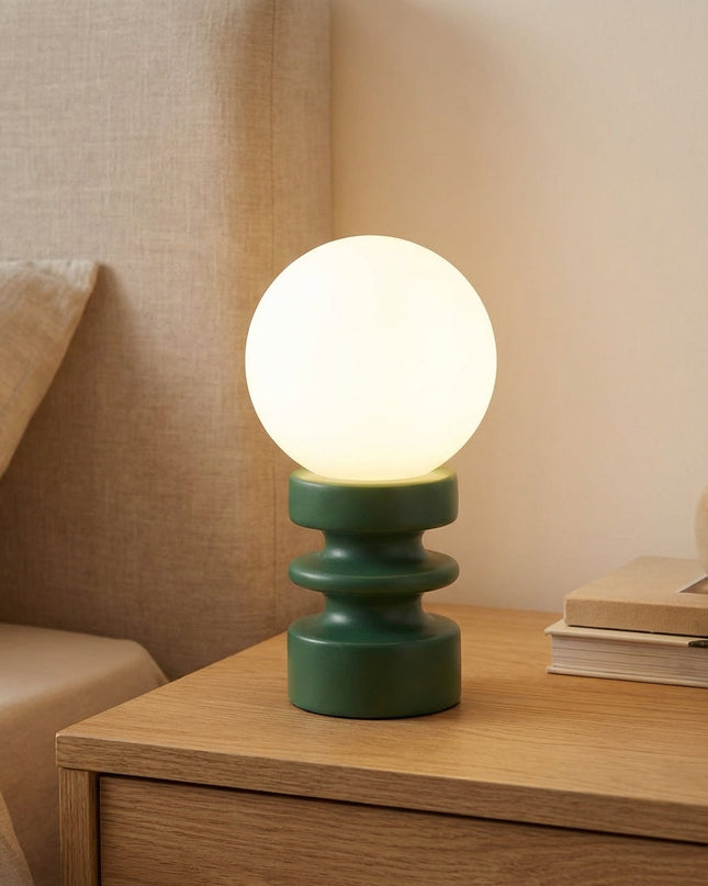 Lampa stołowa LED z matowym kloszem i drewnianą podstawą, styl vintage minimalistyczny, idealna do salon 1
