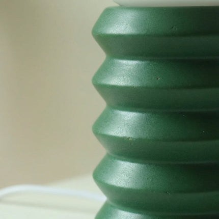 Lampa stołowa LED z matowym kloszem i drewnianą podstawą, styl vintage minimalistyczny, idealna do salon 3