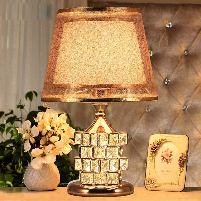 Lampa stołowa LED z regulacją światła i kryształowymi akcentami, nowoczesny design idealny do salonów. 4