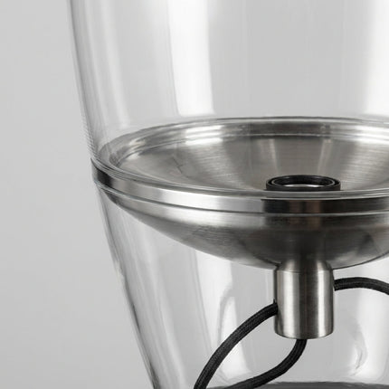 Lampa stołowa LED z szklanym kloszem w skandynawskim designie, emitująca miękkie światło 3