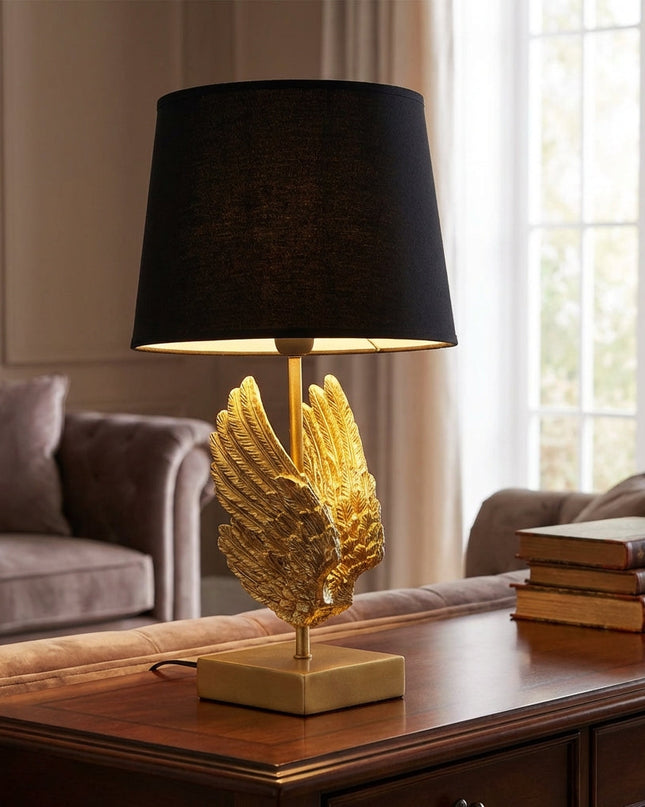 Lampa stołowa rzeźbiona z ciemnym abażurem i złotymi akcentami, idealna do elegan 0