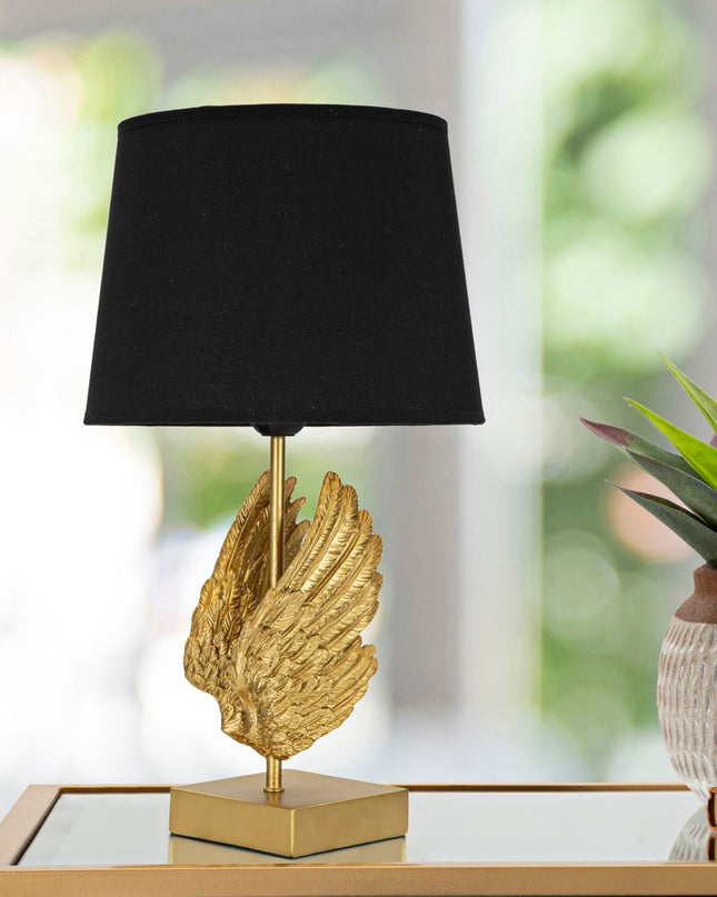 Lampa stołowa rzeźbiona z ciemnym abażurem i złotymi akcentami, idealna do elegan 3