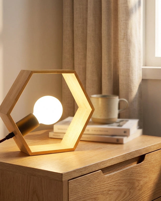 Lampa stołowa sześciokątna z naturalnego drewna o minimalistycznym designie, emitująca ciepłe światło 0