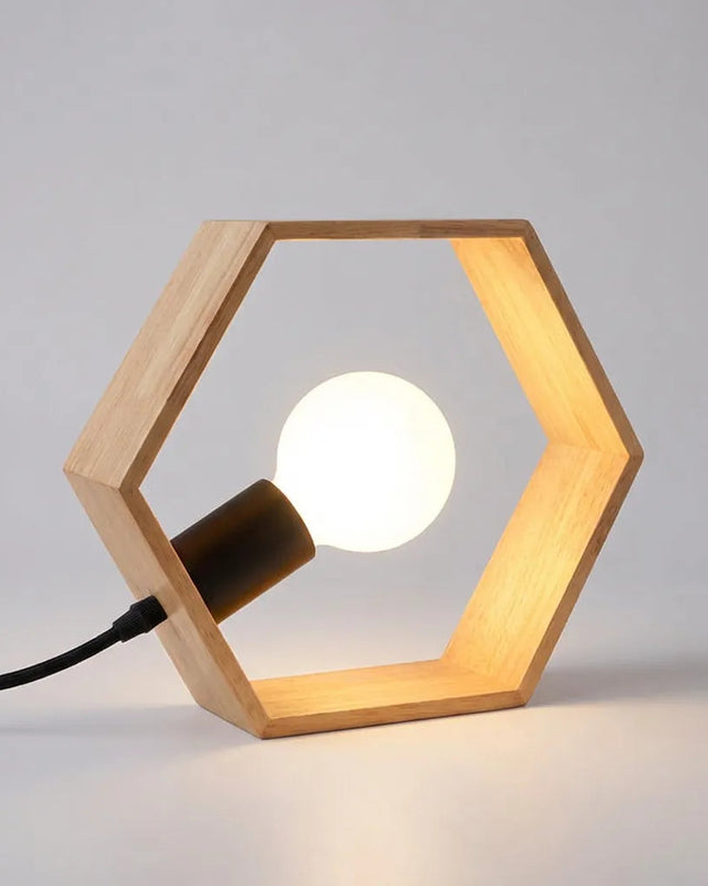 Lampa stołowa sześciokątna z naturalnego drewna o minimalistycznym designie, emitująca ciepłe światło 1