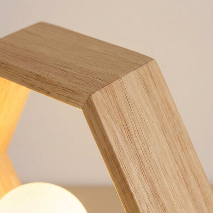 Lampa stołowa sześciokątna z naturalnego drewna o minimalistycznym designie, emitująca ciepłe światło 2
