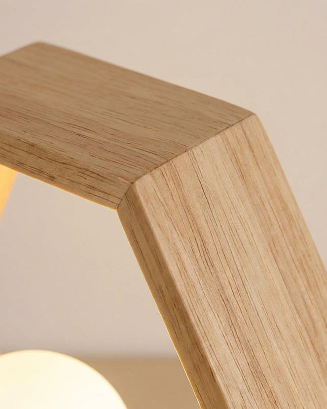 Lampa stołowa sześciokątna z naturalnego drewna o minimalistycznym designie, emitująca ciepłe światło 2