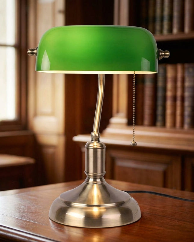 Lampa stołowa szklana z ręcznie wykonanym kloszem i polerowaną metalową podstawą, idealna do klasy 1