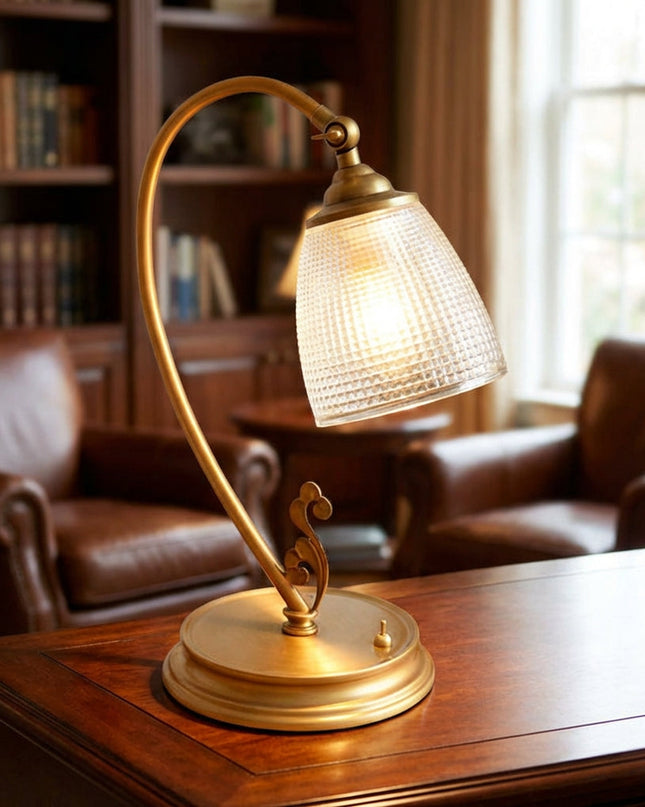 Lampa stołowa vintage z zakrzywionym designem i metalicznym wykończeniem w kolorze złota, ideal 0