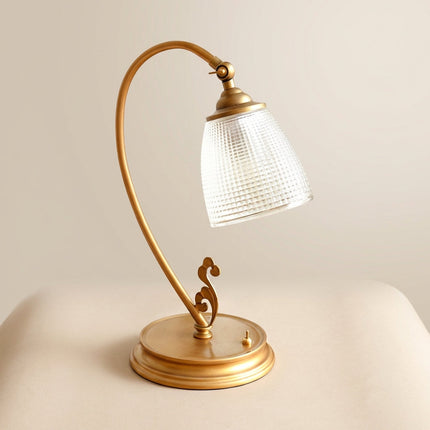 Lampa stołowa vintage z zakrzywionym designem i metalicznym wykończeniem w kolorze złota, ideal 1