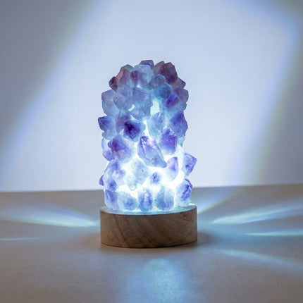 Lampa stołowa z ametystowym kryształem i drewnianą podstawą, idealna do minimalistycznego wystroju 4